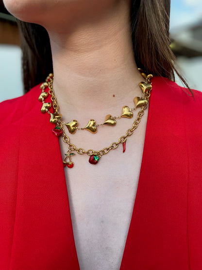 Collar dorado de 5 dijes rojos chiles, fresas y cereza