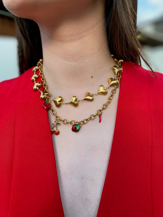 Collar dorado de 5 dijes rojos chiles, fresas y cereza