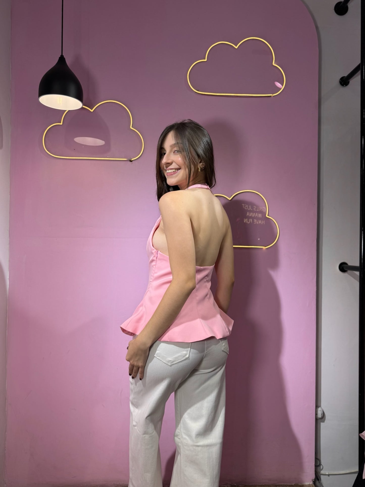Top al cuello rosa pastel con plises y espalda descubierta