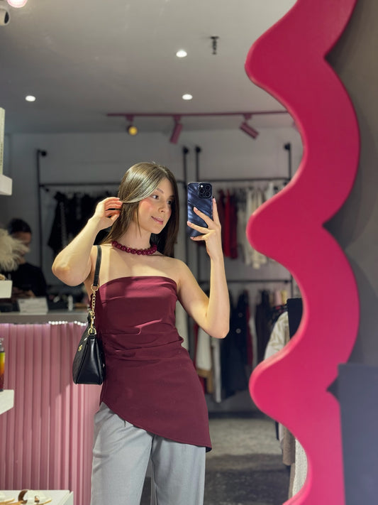 Top strapless vino asimétrico