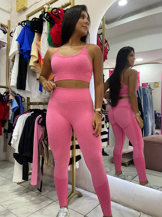 Set deportivo de top de tirantes y leggin rosa