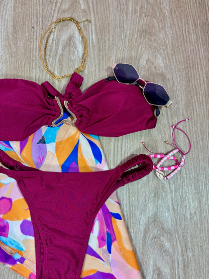 Traje de baño strapless burdeos con hebilla dorada asimétrica