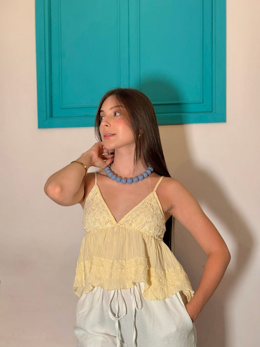 Top amarillo pastel de copas triangulares con encaje y volados