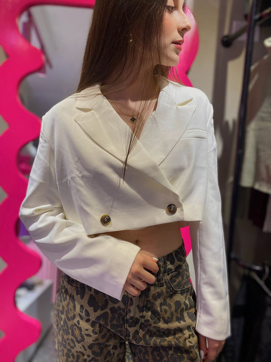 Blazer corto blanco con botones marrón