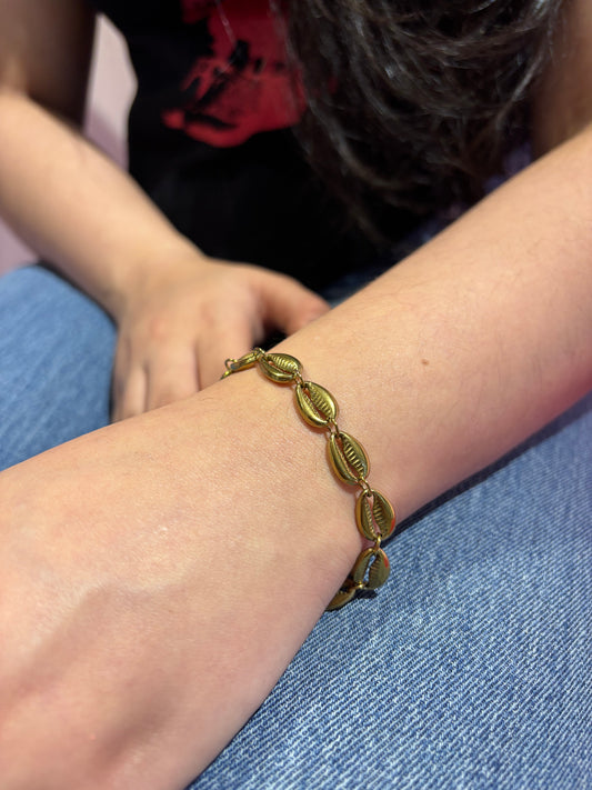 Pulsera de caracoles dorada playera