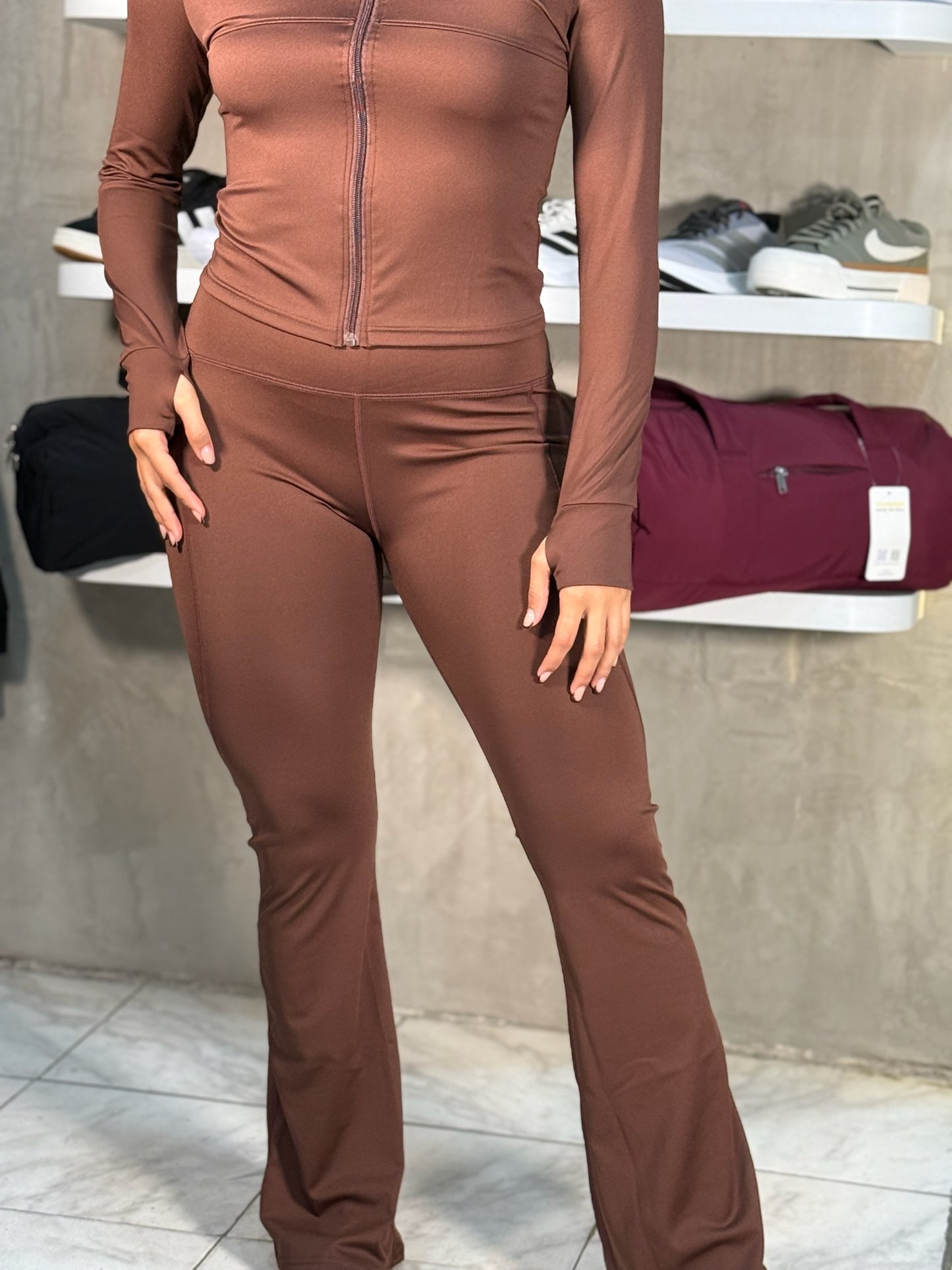 Set de suéter ajustado y legging tipo campana PINKTIP marrón