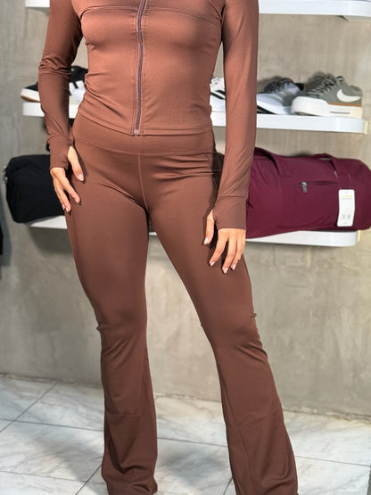 Set de suéter ajustado y legging tipo campana PINKTIP marrón