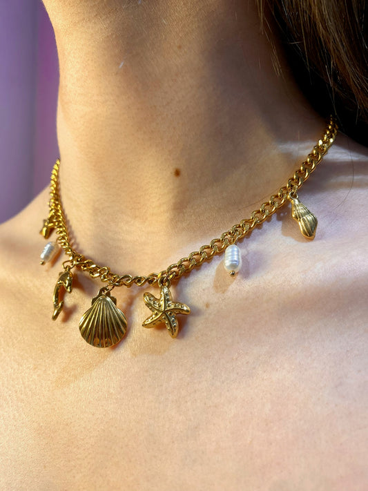 Collar playero de 5 dijes dorado de perlitas, caracolito, estrellas de mar, conchita y delfín