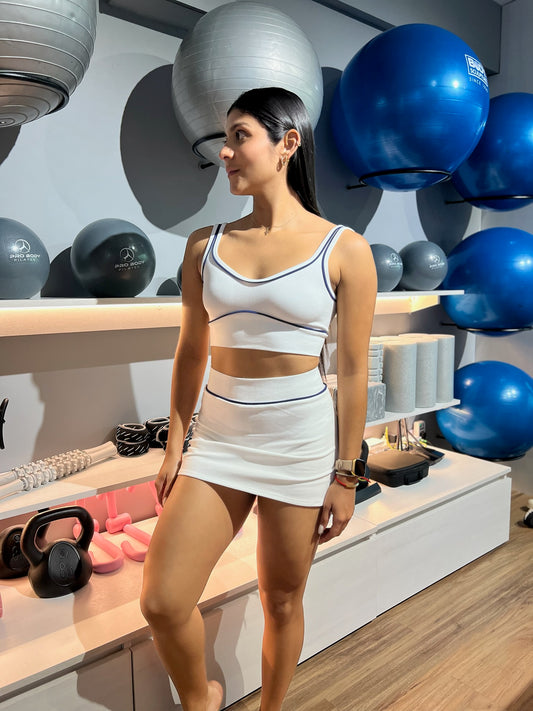 Set deportivo de top y falda blanco con borde azul ANWD