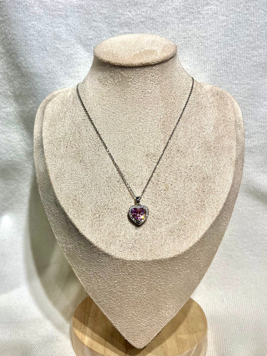 Collar con dije de corazón rosa de pedrería plateada