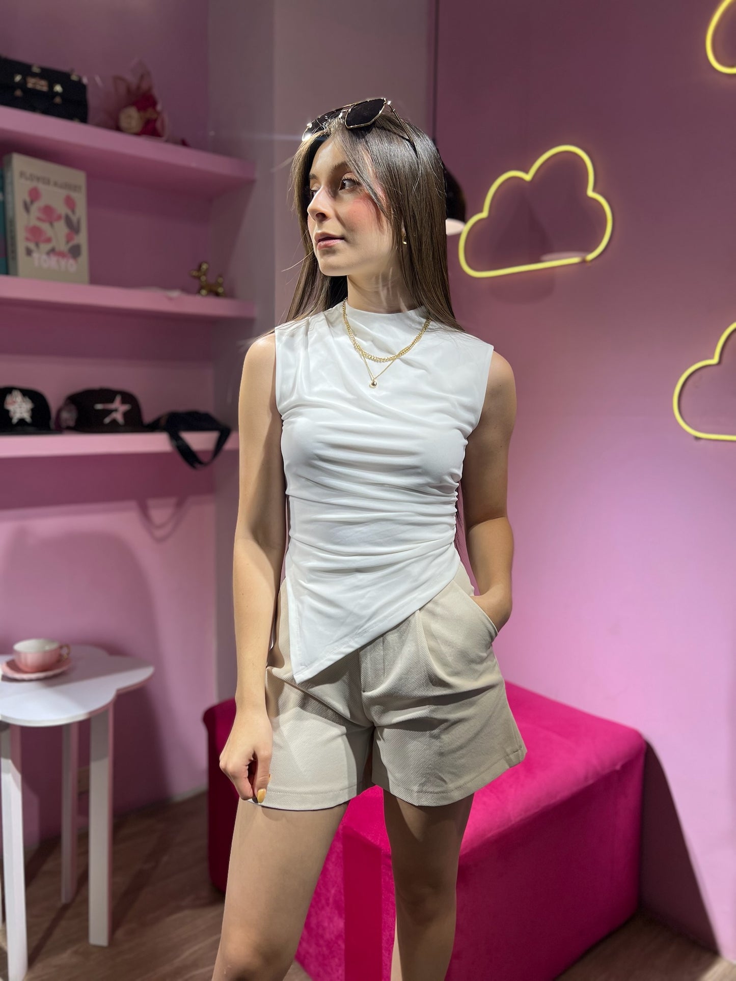 Top de malla asimétrico cuello alto blanco