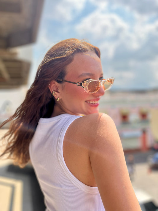 Lentes de sol transparentes con detalles dorados