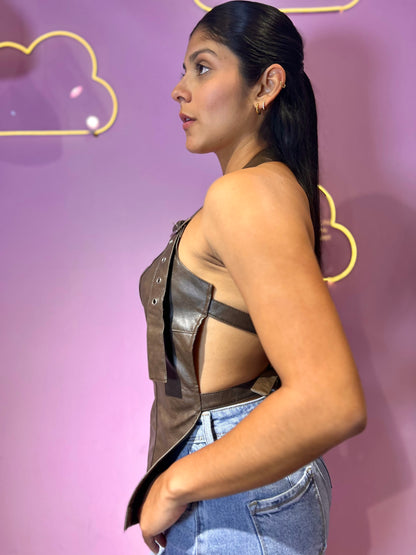 Top de cuerina marrón con tirante de hebilla al cuello