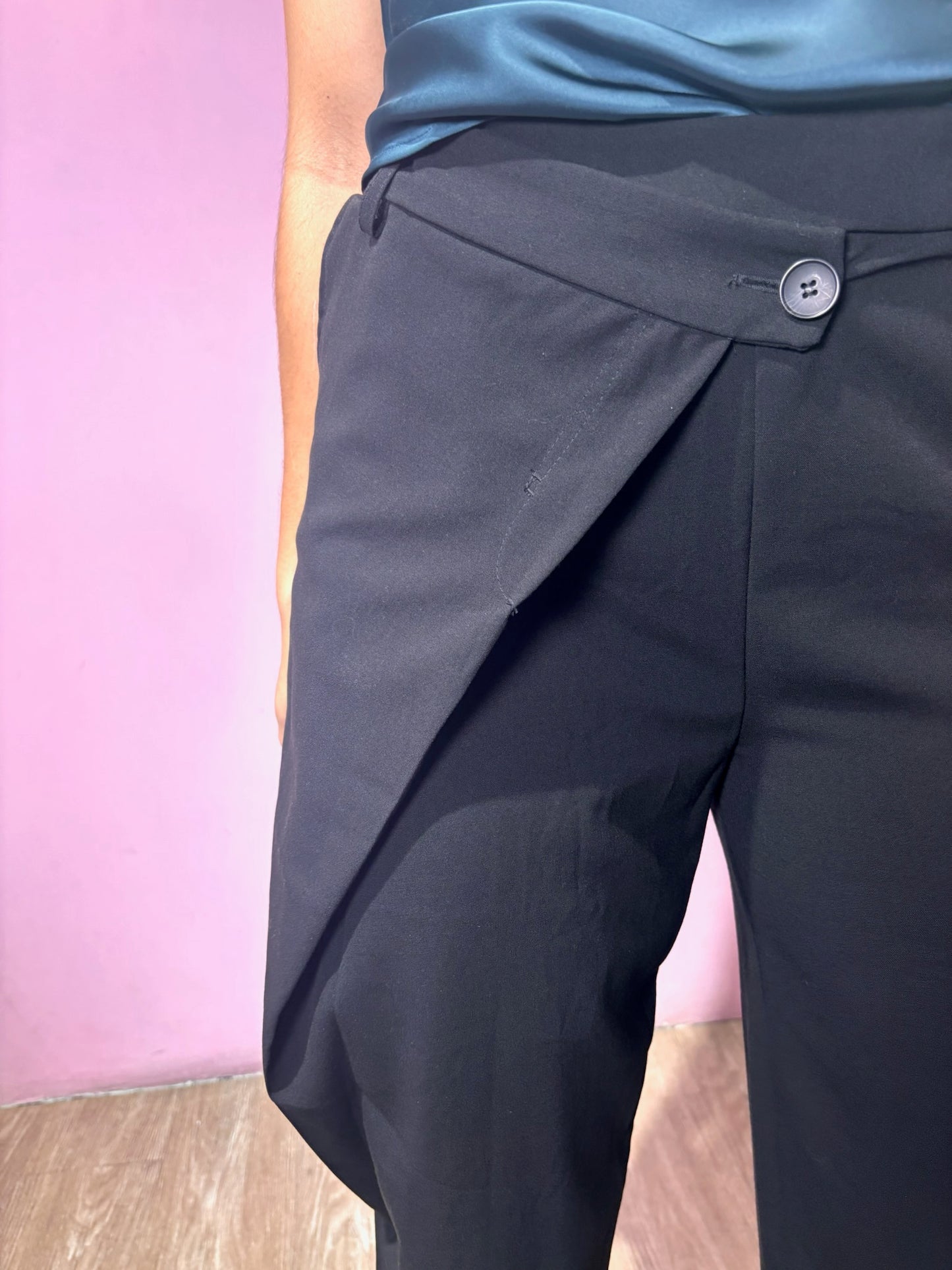 Pantalón de vestir negro con abertura asimétrica