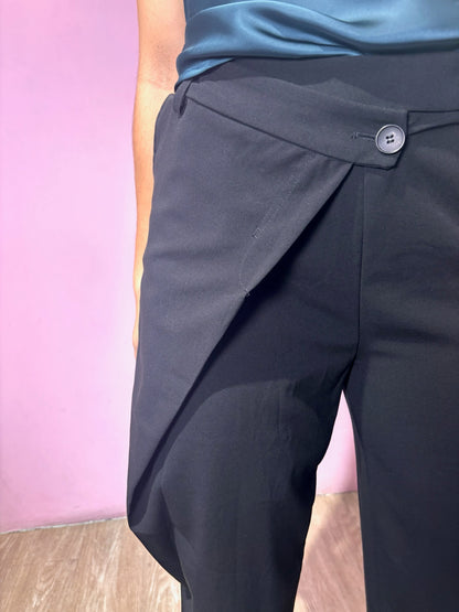 Pantalón de vestir negro con abertura asimétrica