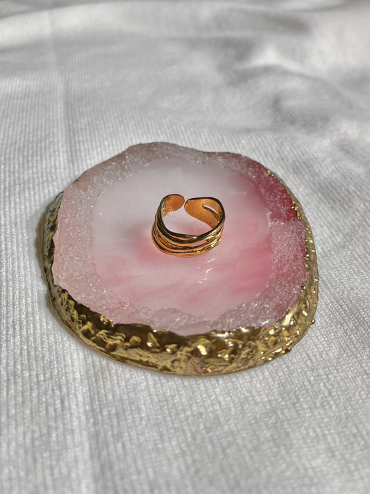 Anillo asimétrico con diseño de tiras dorado