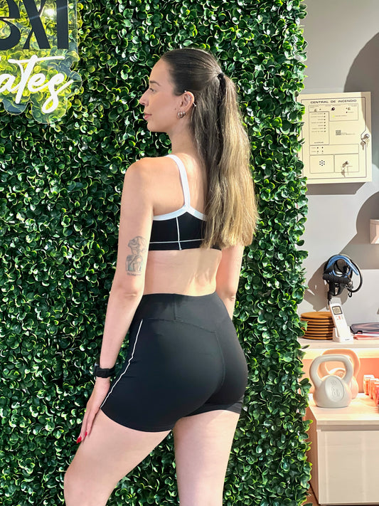 Set deportivo de short y top cuadrado negro con bordes blancos