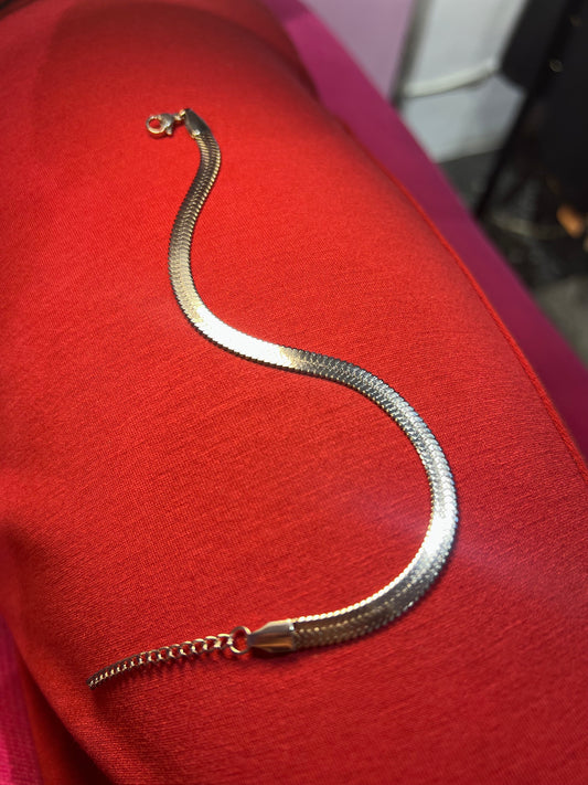 Pulsera plateada de texturade serpiente gruesa