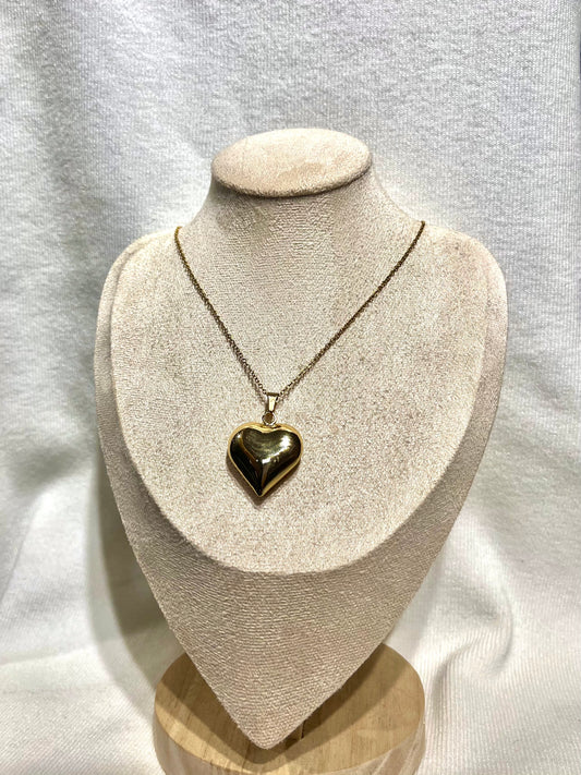 Collar con colgante de corazón grande dorado