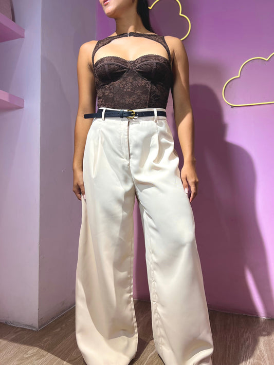 Pantalón de vestir palazzo color crema con correa