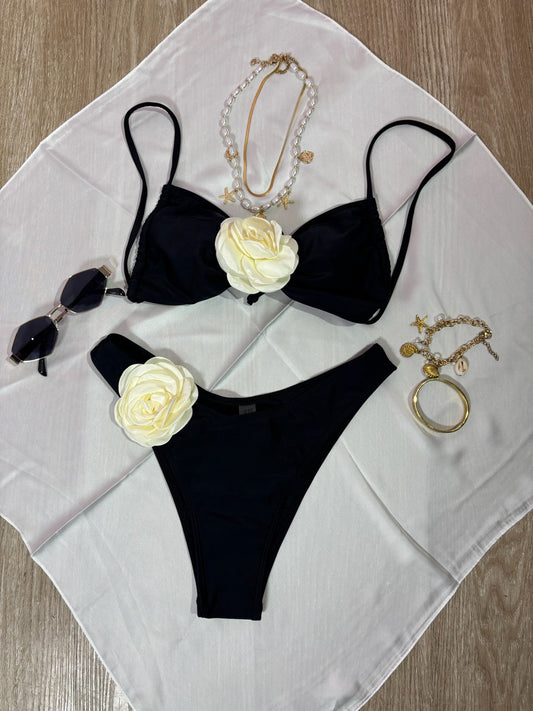Traje de baño negro con rosa blanca