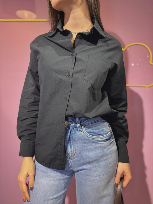 Camisa negra clásica