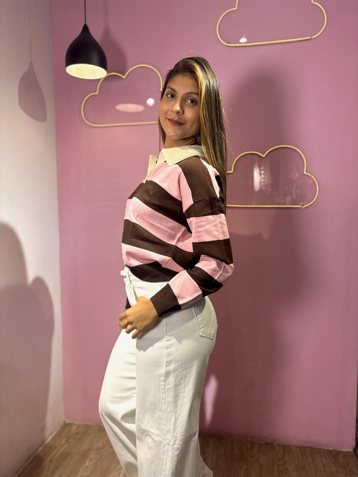 Suéter de rayas marrón con rosado pastel