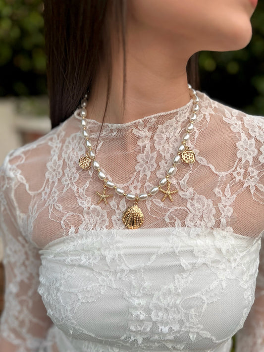 Collar playero de perlas con 5 dijes dorados