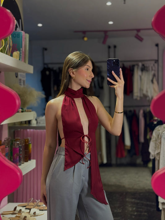 Top halter de cuello alto corte en el pecho y espalda descubierta vinotinto