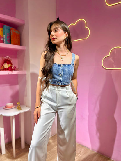 Top de jean con lazos laterales brillantes