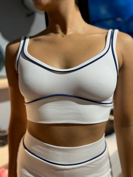 Set deportivo de top y falda blanco con borde azul ANWD