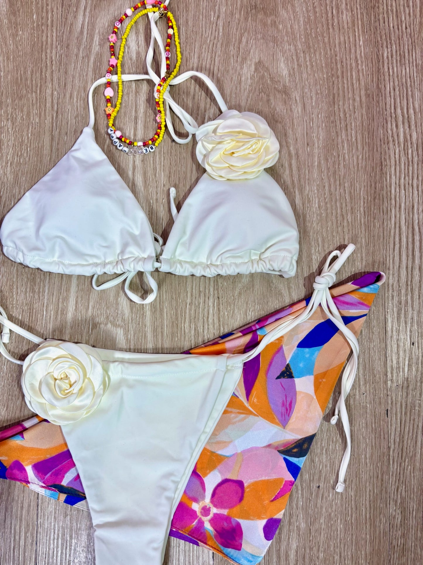 Traje de baño crema de copas triangular con tirantes de amarres y rosas