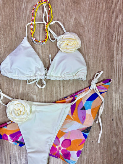 Traje de baño crema de copas triangular con tirantes de amarres y rosas