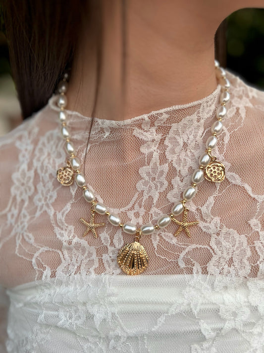 Collar playero de perlas con 5 dijes dorados
