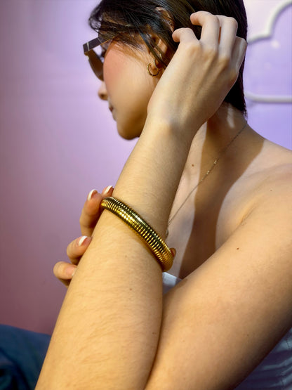 Brazalete dorado con textura de serpiente grueso