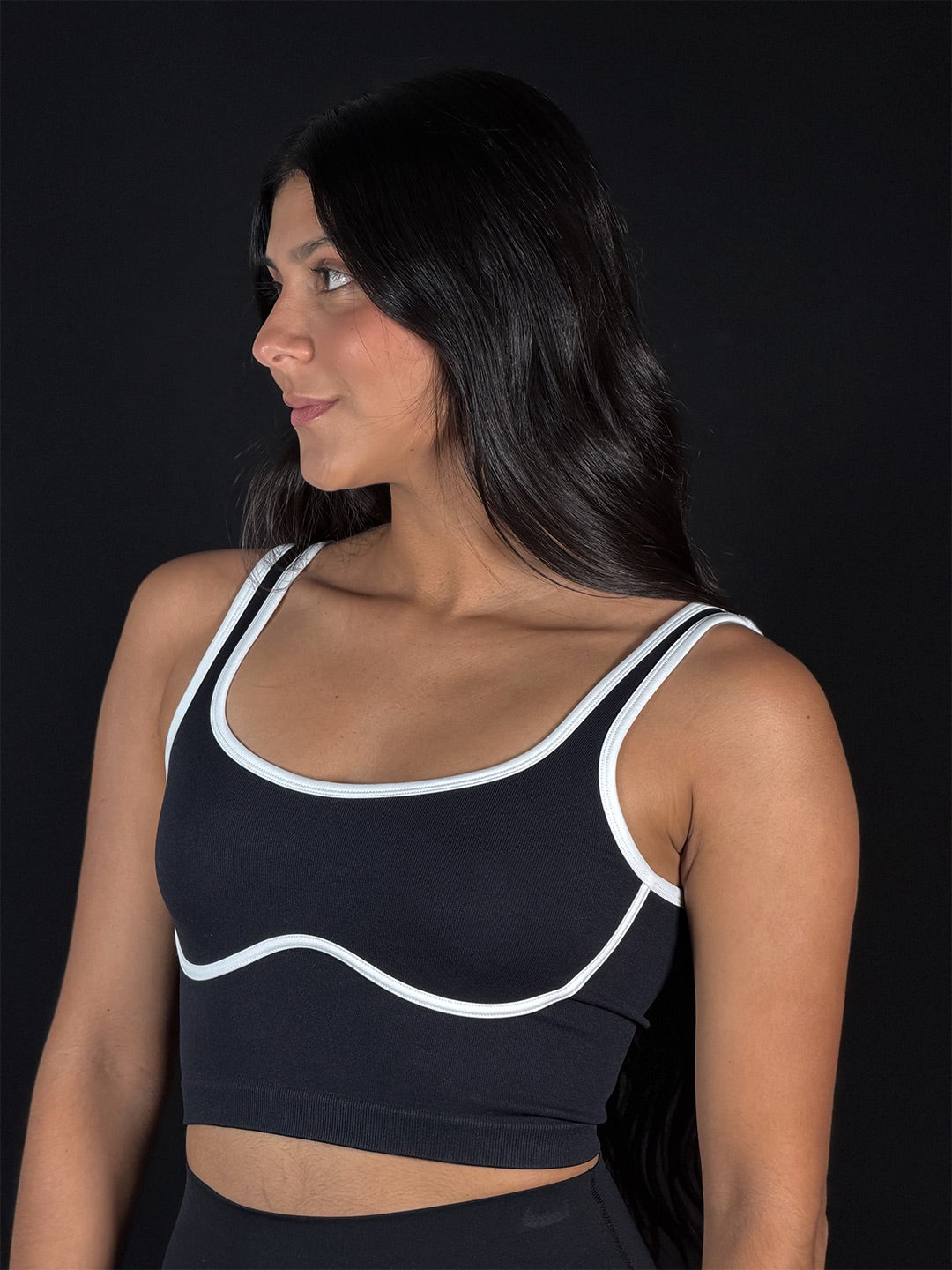 Top deportivo de tirantes negro con bordes blancos