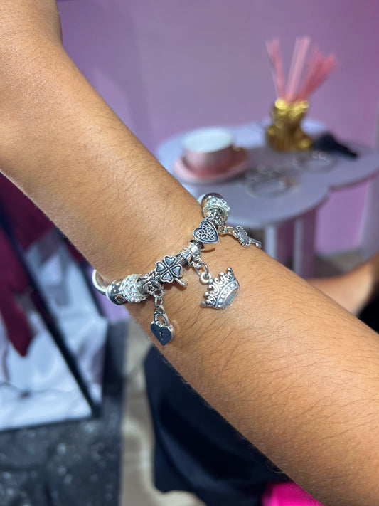 Brazalete de varios dijes plateados con blanco (INSPO PANDORA)