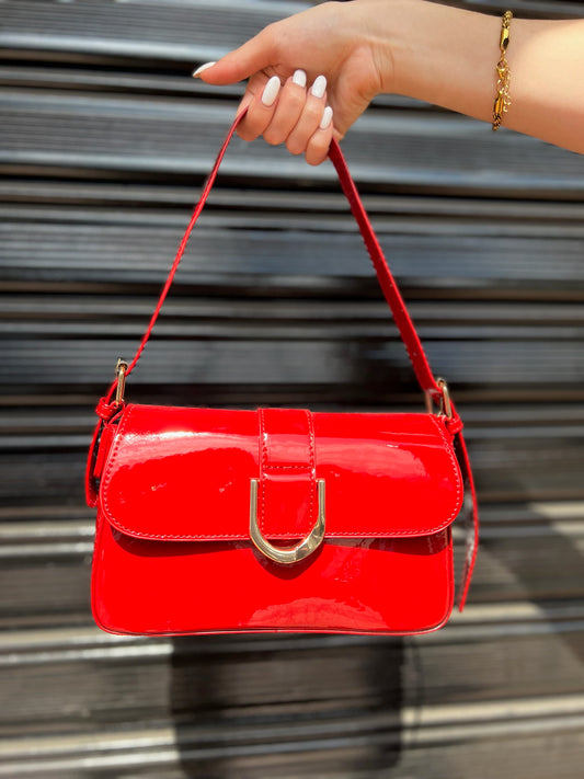 Cartera patente roja con hebilla