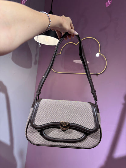 Cartera beige con marrón tejida