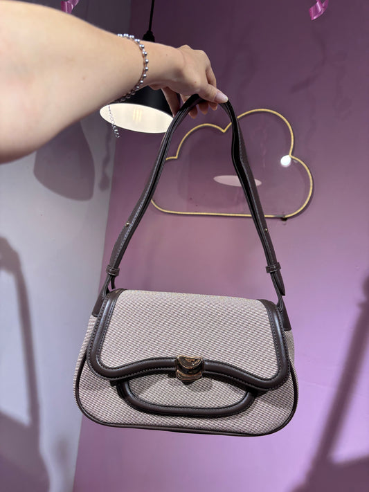 Cartera beige con marrón tejida