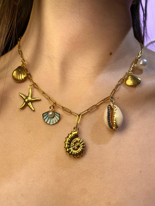 Collar de cadena con click de 7 dijes playeros, conchita y perlita azul