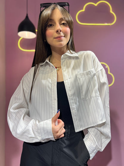 Camisa blanca de rayas negras