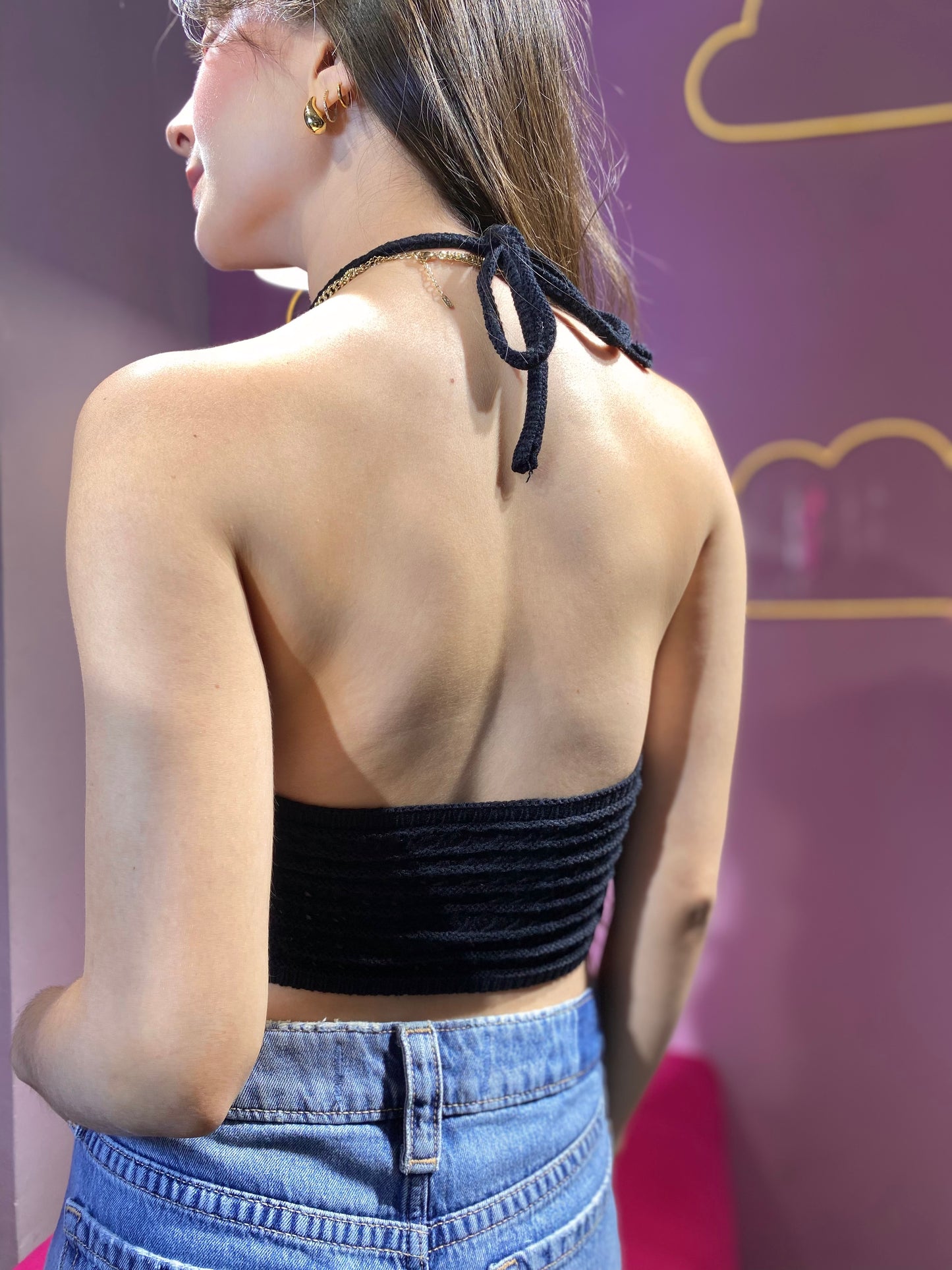 Top tejido estilo crochet negro escote en V