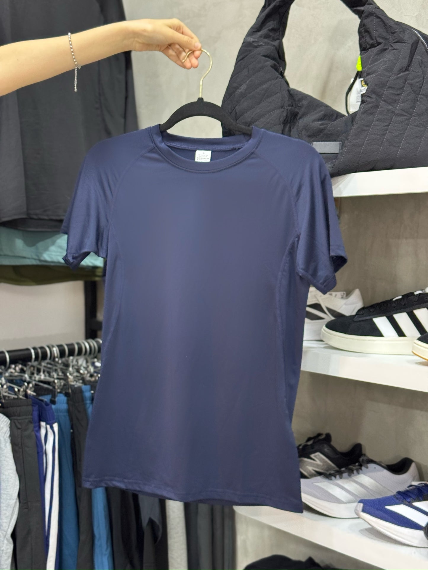 Franela deportiva de caballero sólido azul marino
