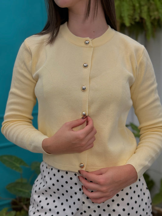 Sueter tejido amarillo con botones dorados