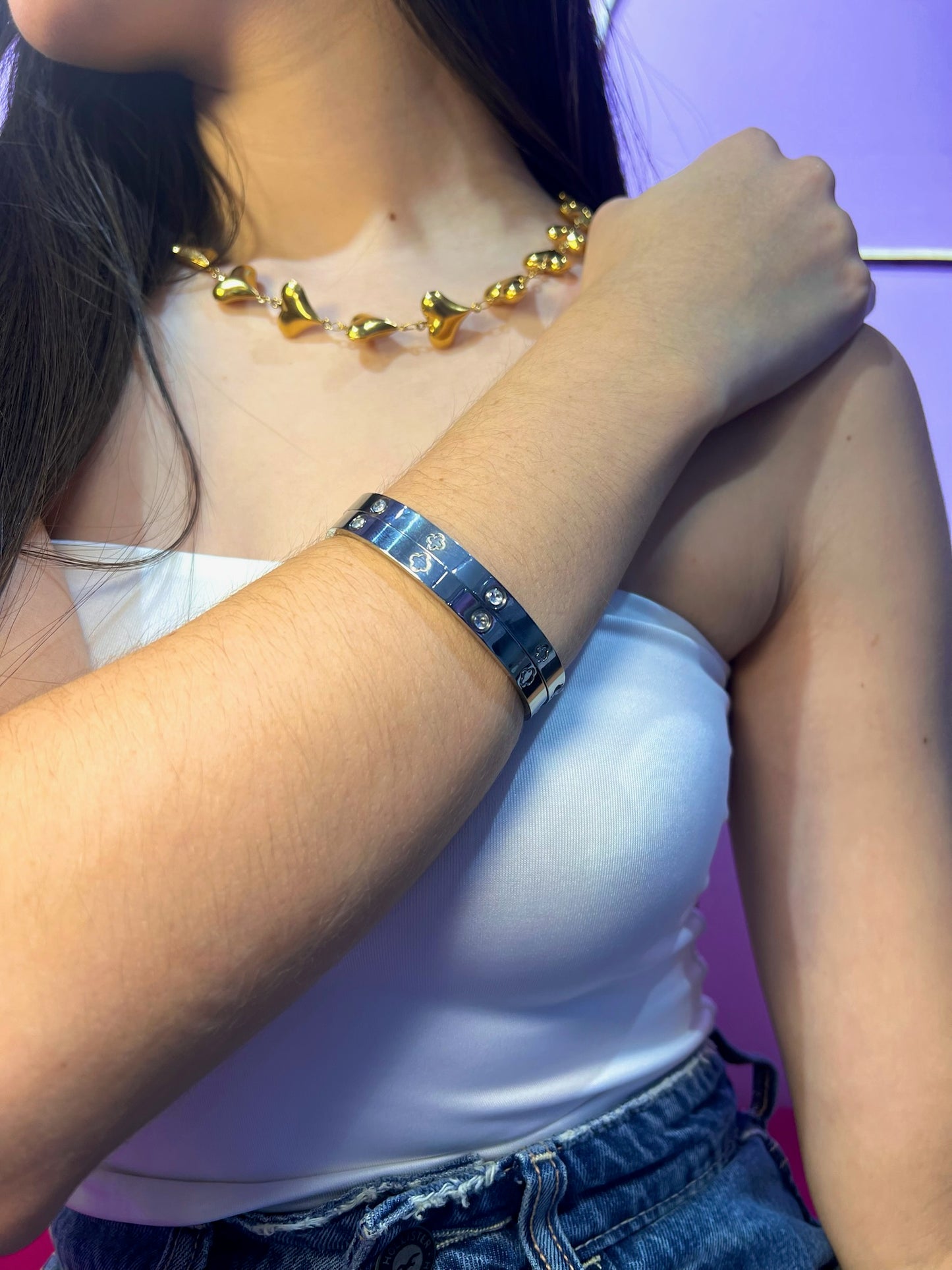 Brazalete plateado con pedrería (INSPO CARTIER)