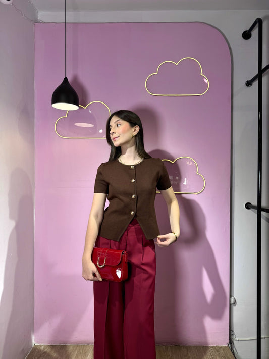 Top tejido marron de botones dorados