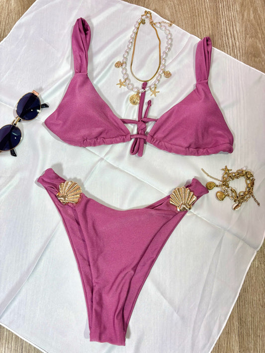 Traje de baño violeta de copas triangular y panty con hebillas de concha de mar doradas