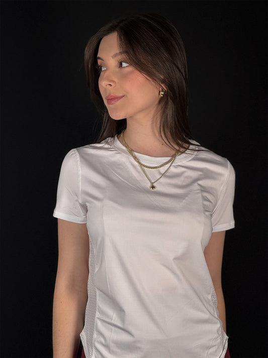 Franela deportiva de dama blanca con transparencia a los costados