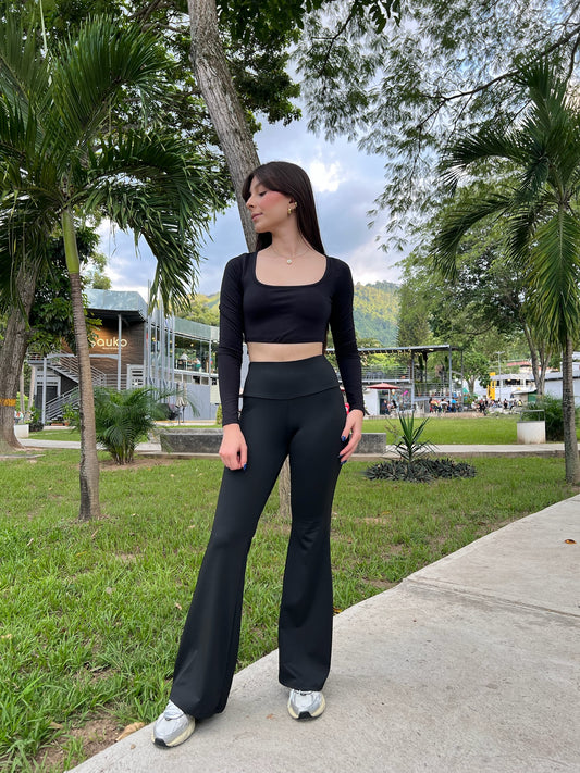Pantalón deportivo acampanado negro